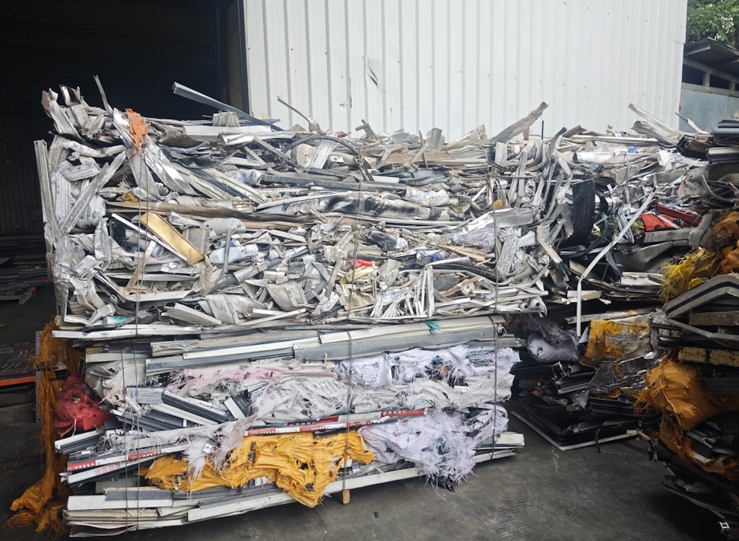single shaft shredder feeding material.png