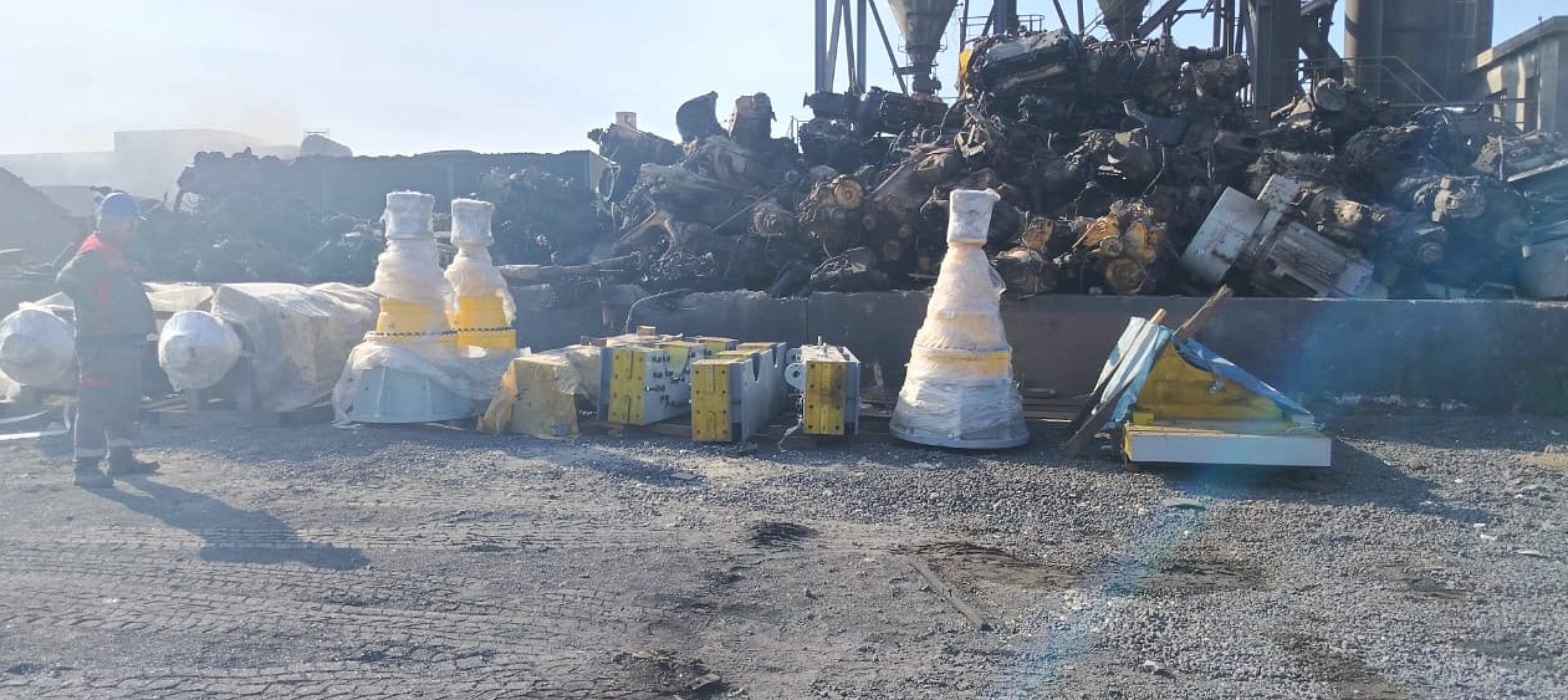 twin shaft shredder arraived at cutomer site.png